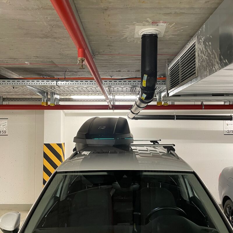 Box s příčníky na autě v podzemní garáži